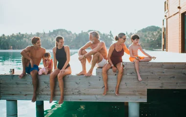 família de pais, filhos e avós reunidos felizes nas maldivas