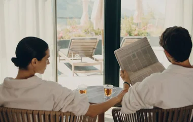 Casal descansando no resort.