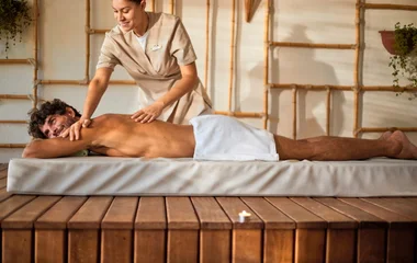 Homem na massagem do Club Med.