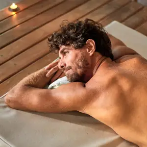 Homem deitado no spa do resort.