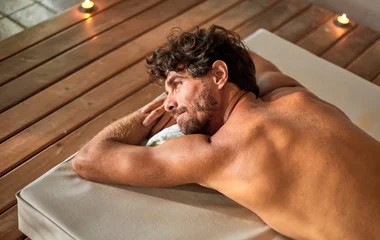 Homem no spa do Club Med.