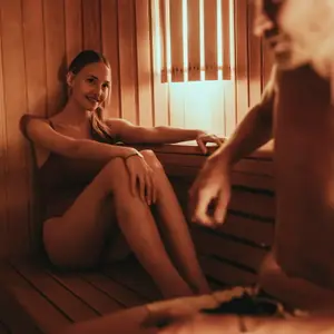 Homem sorrindo no spa