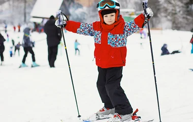 Criança com roupa de esquiar.