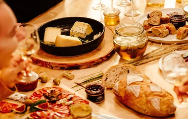 Mesa com pães e queijos em Charlevoix.