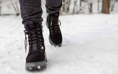 Botas pretas na neve.