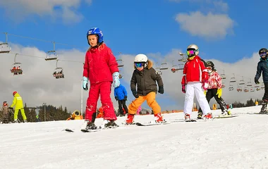 Crianças esquiando.