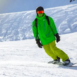 Homem praticando snowboard.