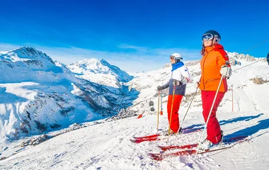 Duas pessoas com roupa de esqui em Val d'Isère.