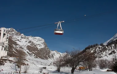 Teleférico em estação de neve.
