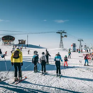 esquiadores descendo pista de neve