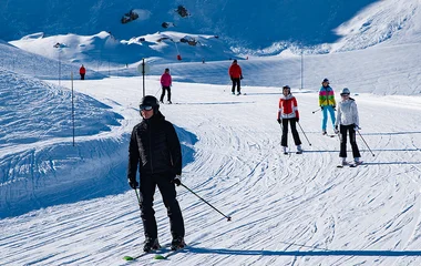 Pessoas esquiando em Les Arcs.