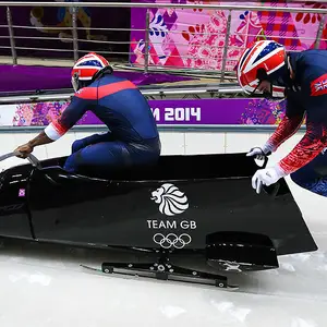 Duas pessoas participando da prova de bobsled.