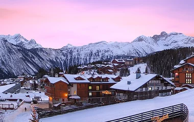 vista panoramica de vilarejo em montanha com neve