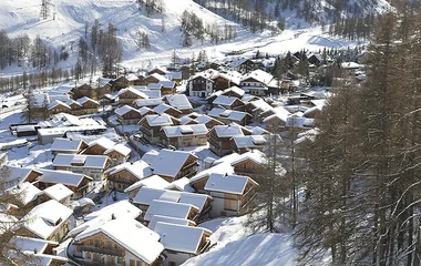 vista aérea de resort nos Alpes