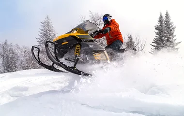Pessoa saltando de snowmobile.