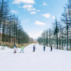 Pessoas andando na estação de Sahoro.