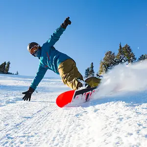 Homem praticando snowboard.
