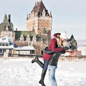 Casal se beijando em Quebec.