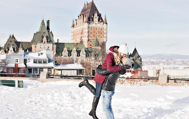 Casal se beijando em Quebec.