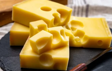 Queijo emmental fatiado.