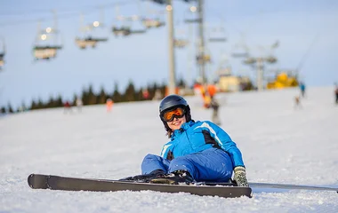 Mulher caída na neve.