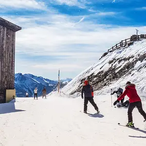 Pessoas esquiando em Serre-Chevalier.