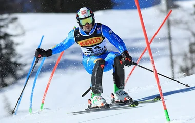 Homem praticando esqui alpino.