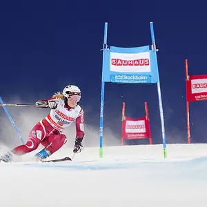 Pessoa em prova de esqui alpino.