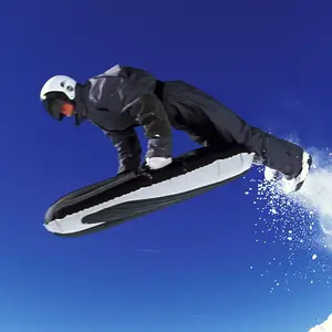 Homem saltando em airboard.