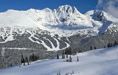vista panoramica de montanha com neve próxima a estação de esqui
