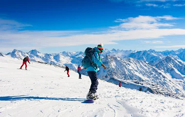 Homem praticando snowboard.