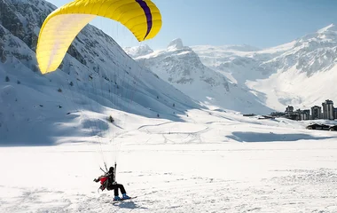 Voo de parapente na neve.