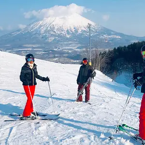 Três pessoas esquiando na neve.