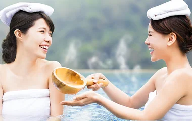 Duas mulheres tomando banho em onsen.