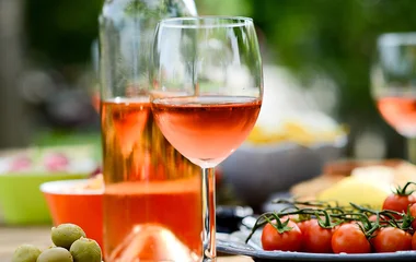 Vinho de tomate na taça.