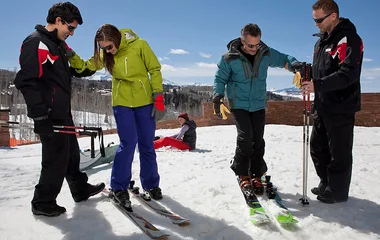 Aula de esqui para adultos.