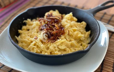 käsespätzle servido em frigideira.