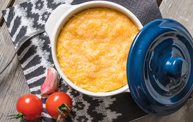 Polenta servida ao lado de tomates.