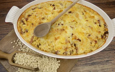 Croziflette ao lado da massa usada no prato.