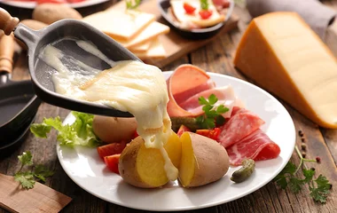 Raclette acompanhada de batata cozida.