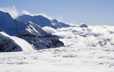 Paisagem de neve durante o dia.