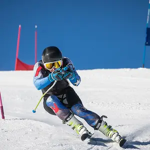 Pessoa praticando esqui alpino.