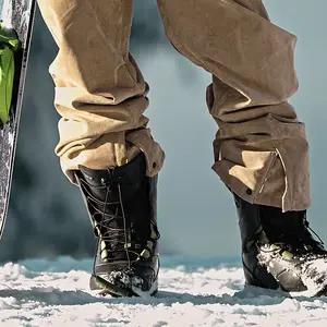 Pessoa usando botas de snowboard.
