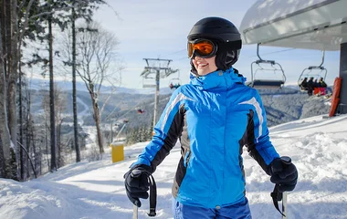 Mulher com roupa de esqui.