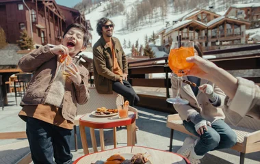 família se divertindo em resort de neve
