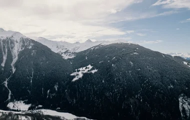 vista de una montaña cubierta de nieve
