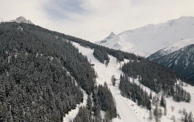 vista aérea de montanha com neve