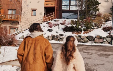 Duas e mulheres caminhando em direção ao resort.
