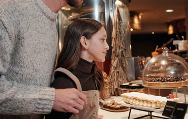 Pai e filha escolhendo sobremesa.