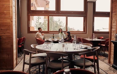 Família em restaurante do Club Med.